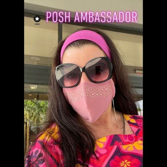 Becky Gold Poshmark Ambassador 22 - Picture 1 of 9